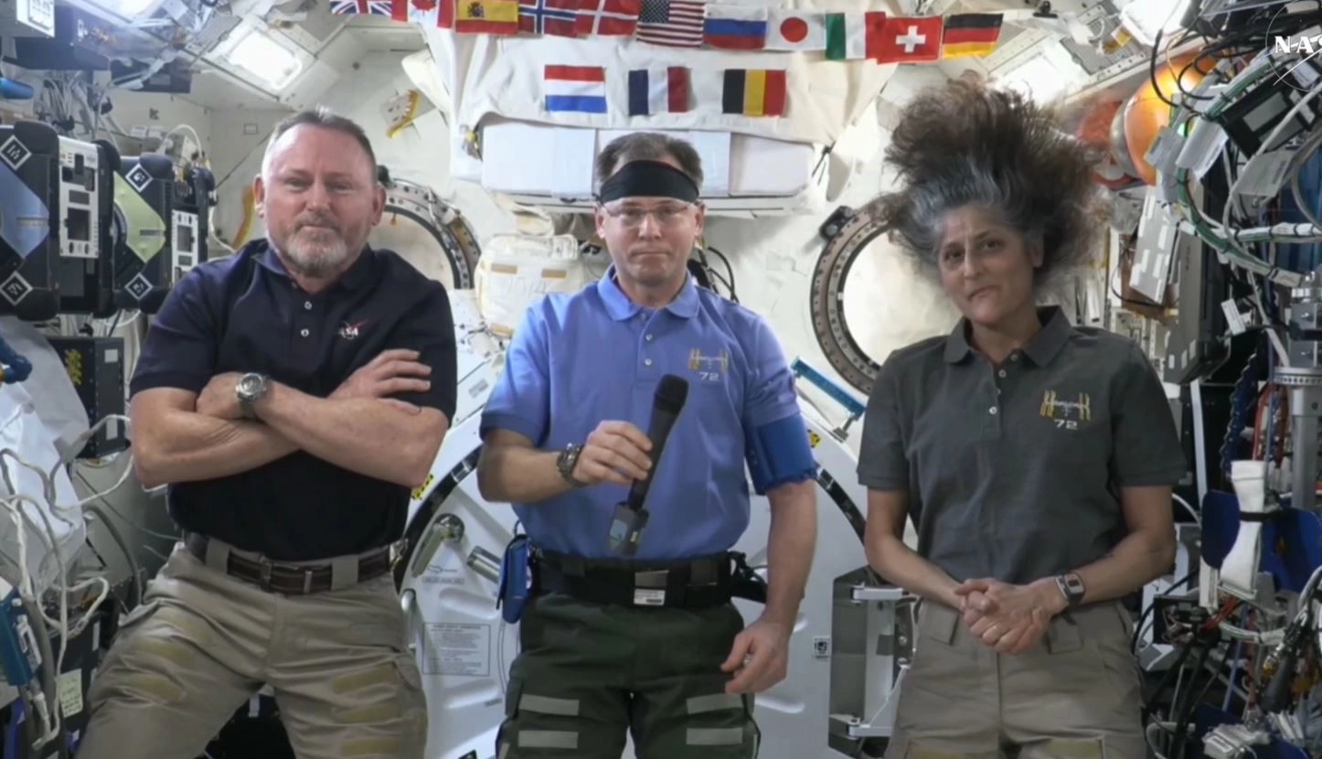 Butch Wilmore, Nick Hague y Sunita Williams durante una conferencia desde el espacio, previo a su esperado retorno a la Tierra desde la Estación Espacial Internacional. Foto 