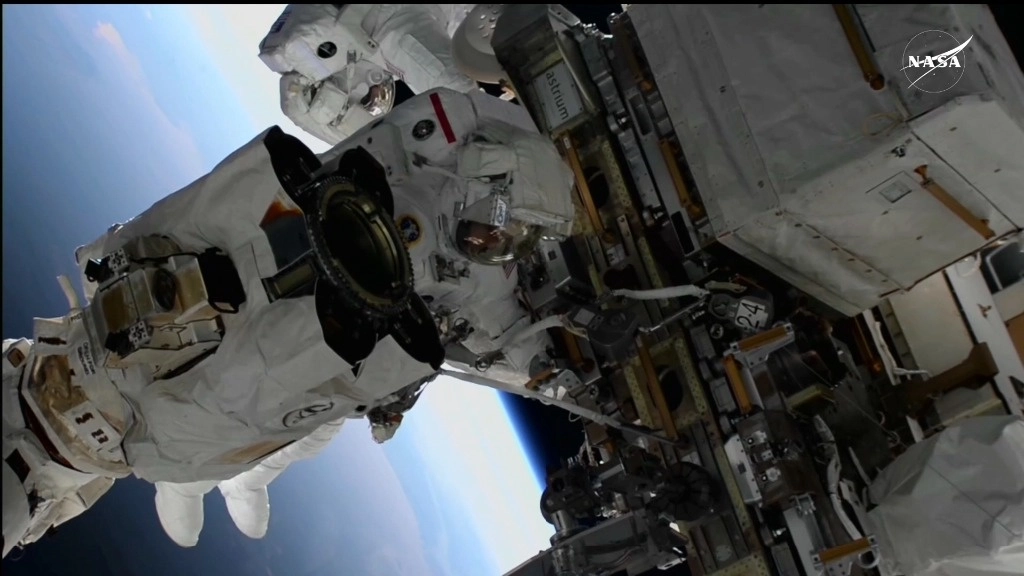 En esta imagen, tomada por NASA TV, los astronautas estadunidenses Suni Williams, en primer plano, y Butch Wilmore, detrás, trabajan fuera de la Estación Espacial Internacional durante una caminata espacial, el 30 de enero de 2025. Foto Ap