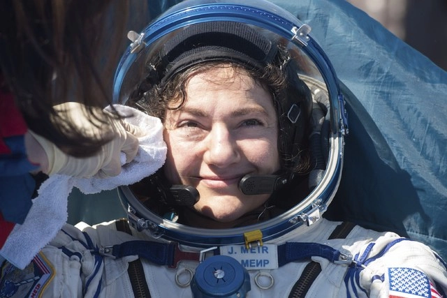 La astronauta Jessica Meir es asistida luego de haber regresado a la Tierra en la cápsula Soyuz MS-15. Foto Ap  