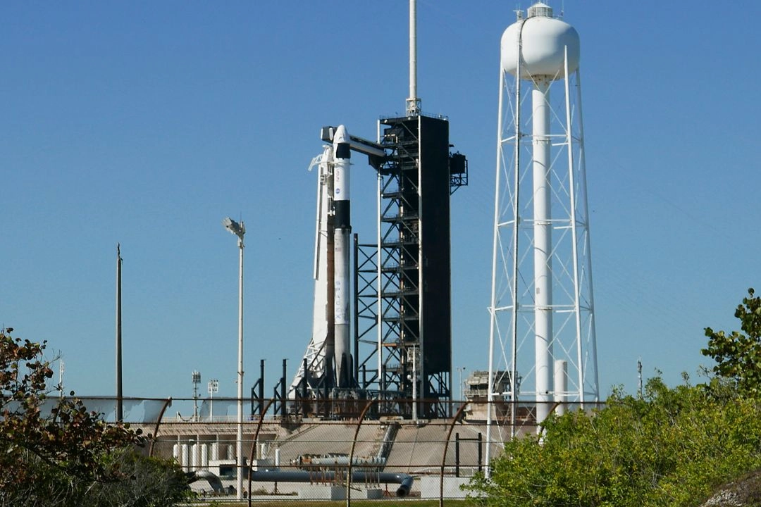Un cohete Falcon 9, de SpaceX, con la nave Crew Dragon listo para una misión a la Estación Espacial Internacional en la plataforma 39A del Centro Espacial Kennedy, en Cabo Cañaveral, Florida, el 12 de marzo de 2025. Foto 