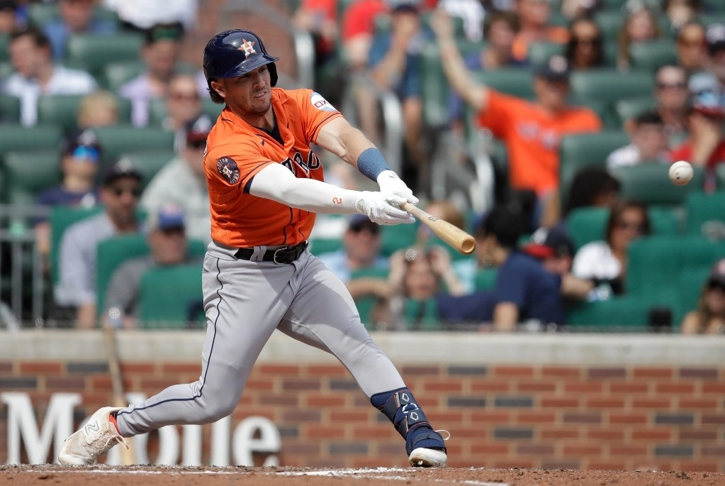 Alex Bregman de los Astros de Houston conectó un sencillo que impulsó dos carreras en la novena entrada ante Bravos de Atlanta. Foto Ap