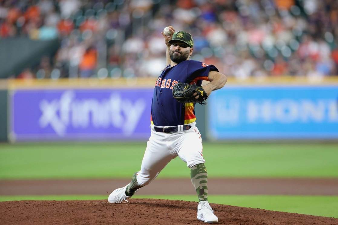 El lanzador mexicano José Urquidy  consiguió 10 ponches ante Rangers de Texas, empatando la cifra más alta de su carrera profesional. Foto Afp 