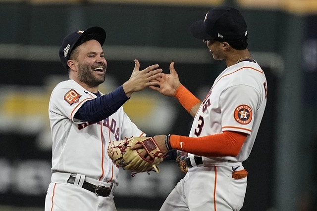 Los jugadores de los Astros de Houston, José Altuve (izq) y Jeremy Peña (der) al finalizar el juego. Foto Ap