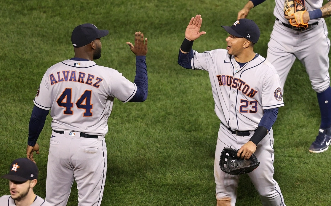 Yordan Álvarez y Michael Brantley de los Astros de Houston celebran el triunfo en el juego 5 ante Medias Rojas de Boston. Foto Afp