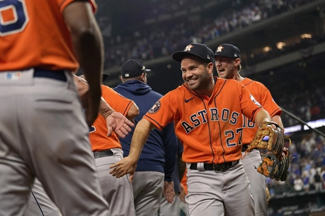 El beisbolista de los Astros, José Altuve (c,der) festeja al término del encuentro. Foto Ap