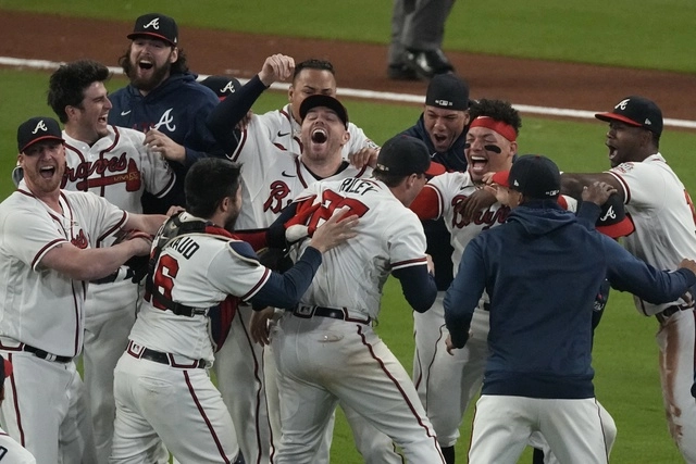 Atlanta venció 4-2 al campeón Dodgers y avanzó por primera vez desde 1999 al Clásico de Otoño. Foto Ap