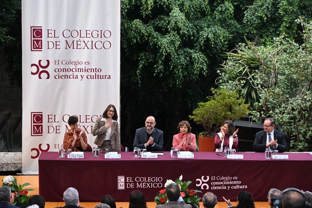 Ana Covarrubias, especialista en relaciones internacionales, quien al tomar posesión señaló que hoy y mañana el Colmex debe defender el conocimiento, la ciencia y la cultura e incidir en el debate público y políticas públicas, pues la investigación es un pilar en la institución. 