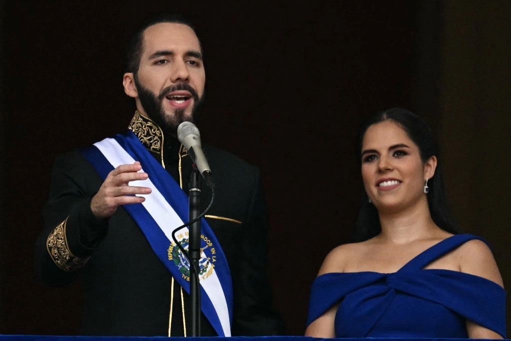 El presidente de El Salvador, Nayib Bukele se dirige a los asistentes junto a su esposa Gabriela Rodríguez después de prestar juramento en el Palacio Nacional en el centro de San Salvador, el 1 de junio de 2024. Foto Afp