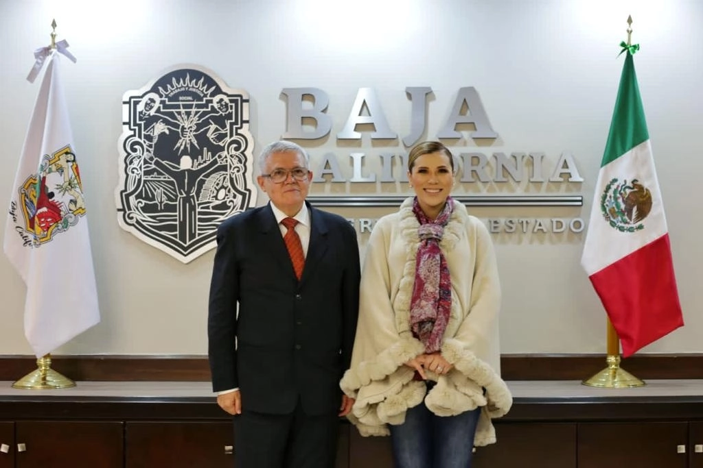 Gilberto Landeros y la gobernadora Marina del Pilar Ávila. Foto 'La Jornada Baja California'
