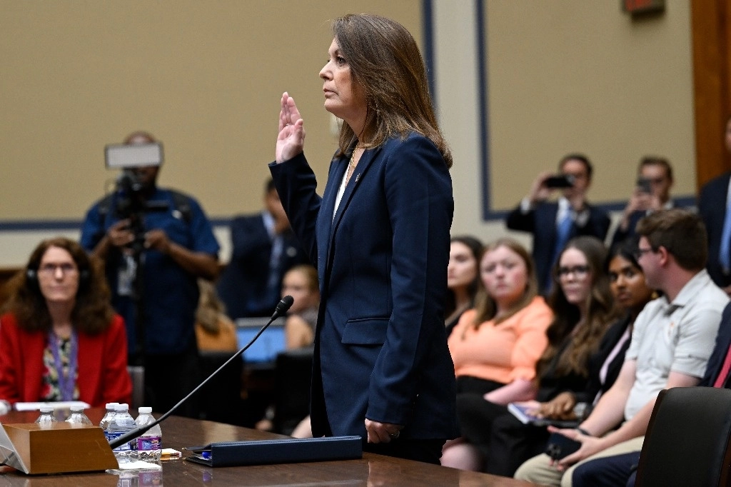 La directora del Servicio Secreto de Estados Unidos, Kimberly Cheatle, presta juramento antes de testificar sobre el intento de asesinato del expresidente Donald Trump en un evento de campaña en Pensilvania ante el Comité de Supervisión y Responsabilidad de la Cámara de Representantes, en el Capitolio, el lunes 22 de julio de 2024 en Washington. Foto Ap