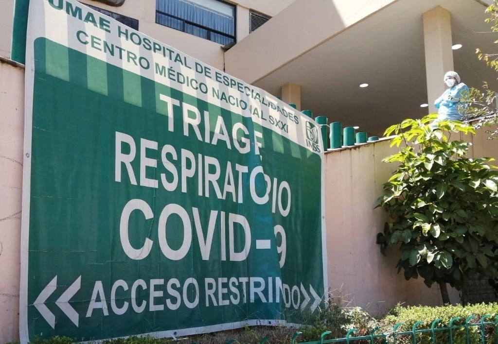 Señalización hacia el triage respiratorio Covid-19 en el Hospital General de México. Foto Guillermo Sologuren