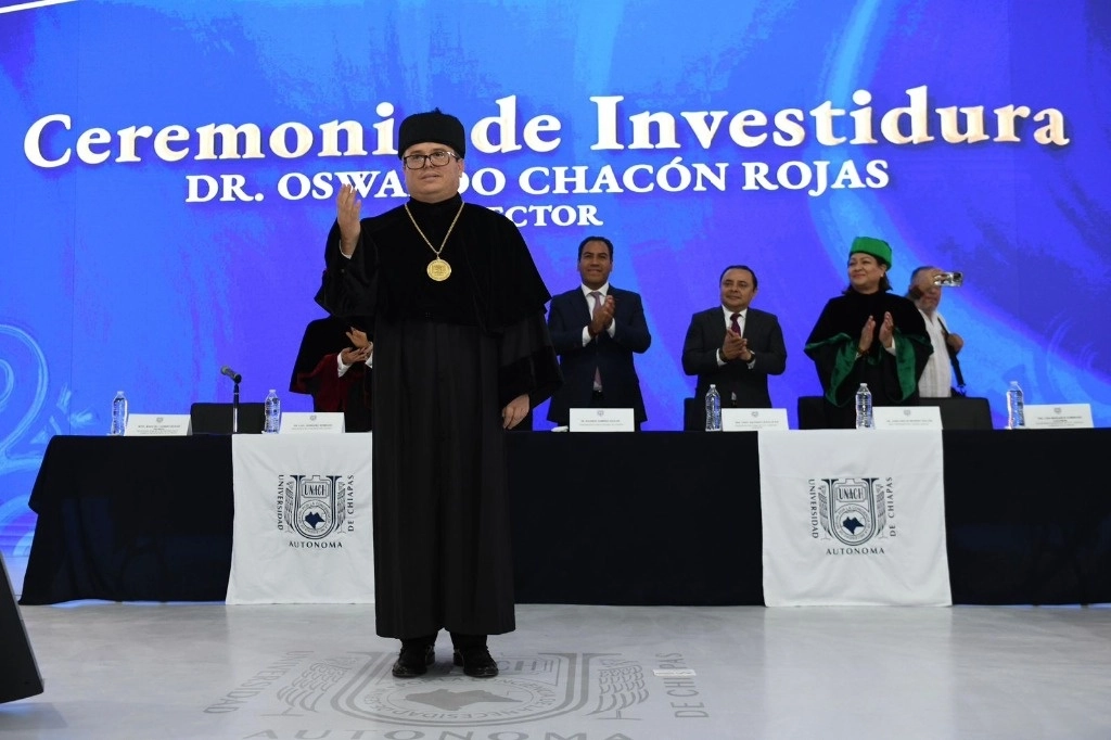 El ex consejero presidente del IEPC, Oswaldo Chacón Rojas, fue investido como rector de la Universidad Autónoma de Chiapas. Foto La Jornada