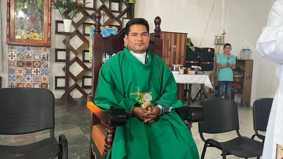 El nuevo párroco, originario del municipio de San Andrés Larráinzar, tomó posesión ante cientos de católicos de Pantelhó, informó la diócesis que encabeza el obispo, Rodrigo Aguilar Martínez, quien lo nombró en su nueva responsabilidad.