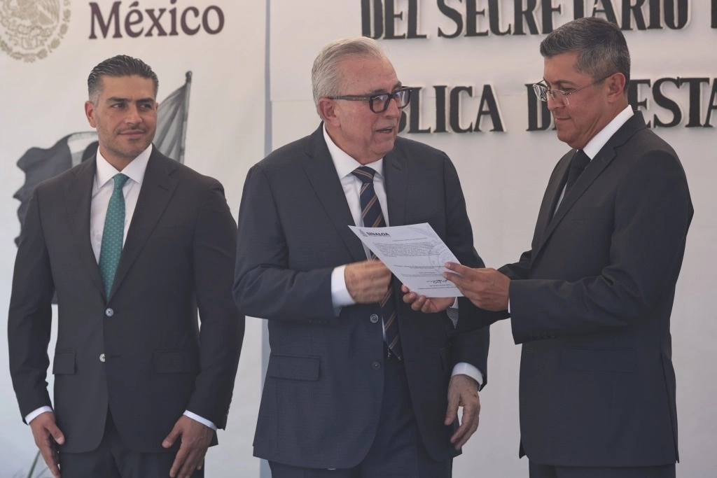 El general de Brigada Óscar Rentería Schazarino (derecha), rindió protesta ayer como nuevo secretario de Seguridad Pública de Sinaloa. Lo acompañan Omar García Harfuch, titular de Seguridad y Protección Ciudadana federal (izquierda), y el gobernador de la entidad, Rubén Rocha Moya. Foto tomada del perfil de X de García Harfuch 