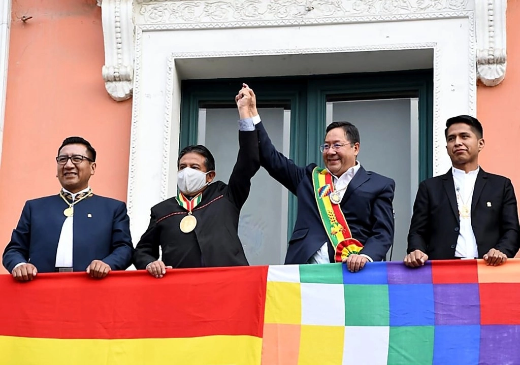 Luis Arce saluda a la gente tras asumir como presidente. Foto Afp