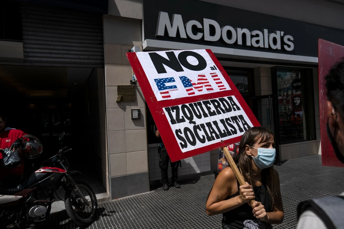 Una mujer protesta contra la decisión del gobierno argentino de alcanzar un acuerdo con el FMI, ayer en Buenos Aires. Foto Ap