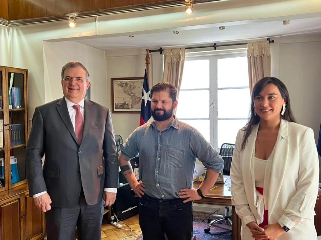 El Secretario de Relaciones Exteriores, Marcelo Ebrard, el presidente electo de Chile, Gabriel Boric, y la Jefa de Campaña de Boric, Izkia Siches. Foto tomada de la cuenta de Twitter @m_ebrard