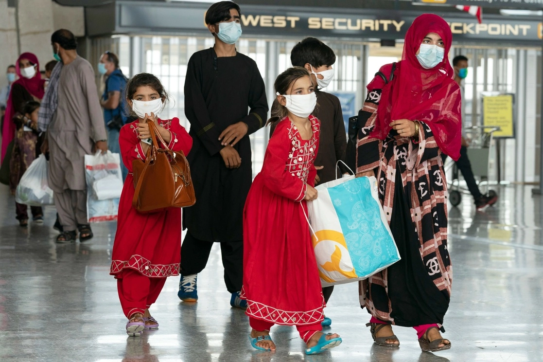 Familias evacuadas de Kabul, Afganistán, llegan al Aeropuerto Internacional Washington Dulles, en Chantilly, Virginia. Foto Ap