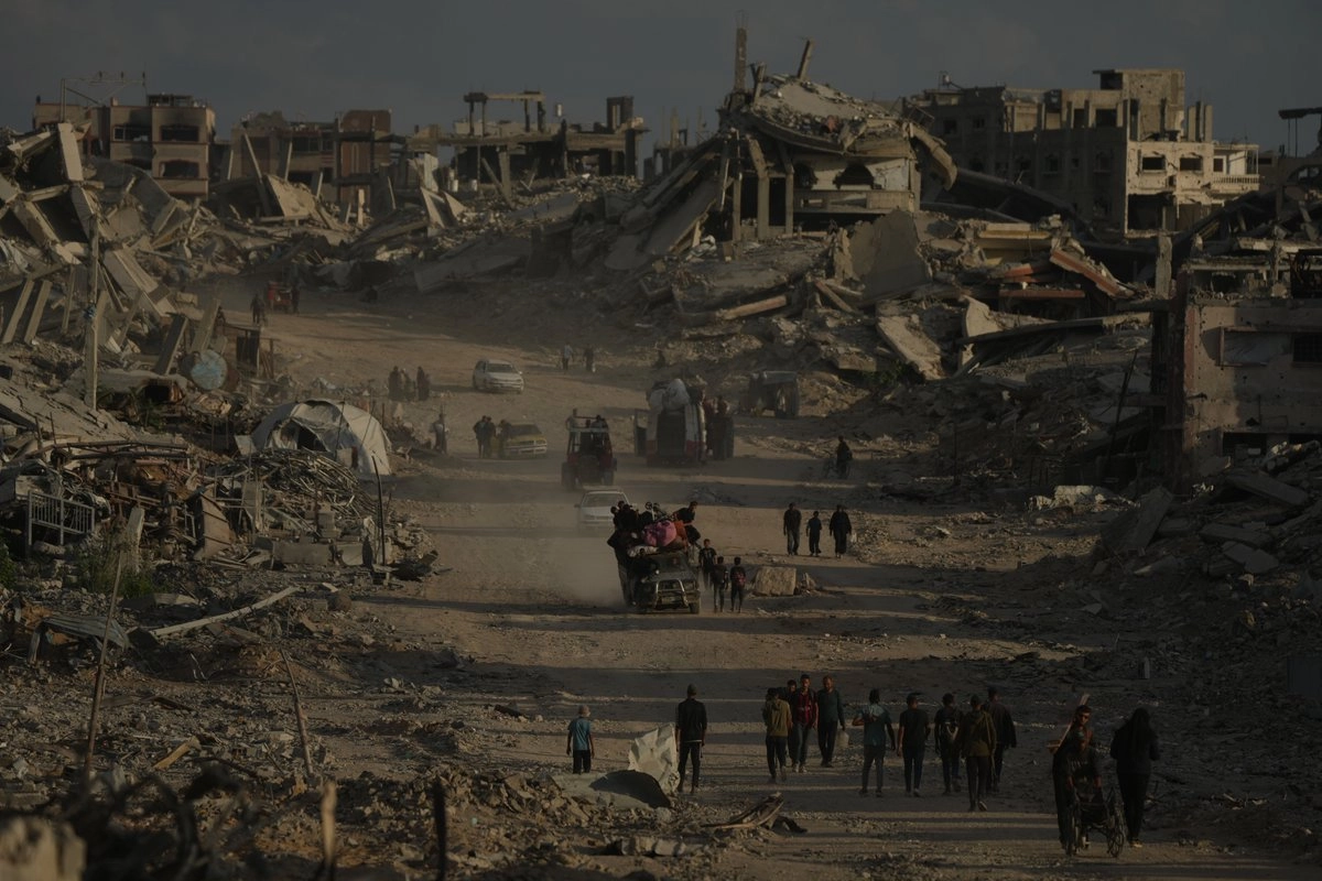 Palestinos caminan entre edificios destruidos en la ciudad de Gaza, el domingo 12 de octubre de 2025, después de que Israel y Hamás acordaran una pausa en su guerra y la liberación de los rehenes restantes.