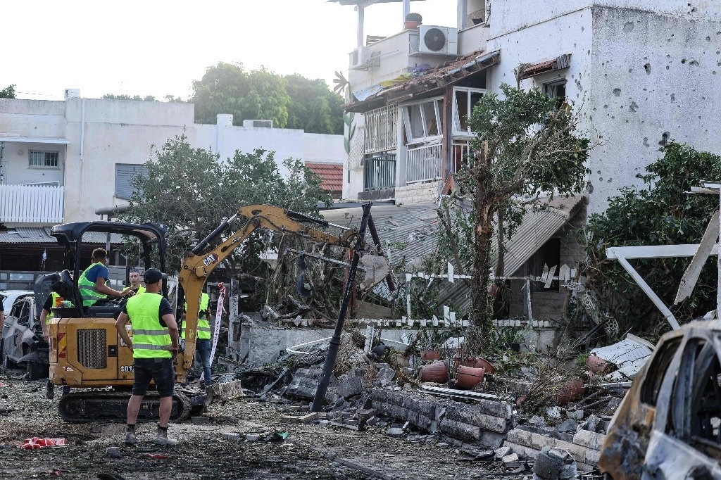 Una excavadora limpia los escombros de una casa muy dañada en Kiryat Bialik, en el distrito de Haifa de Israel, tras un ataque del Hezbollah del Líbano el 22 de septiembre de 2024. Foto Afp