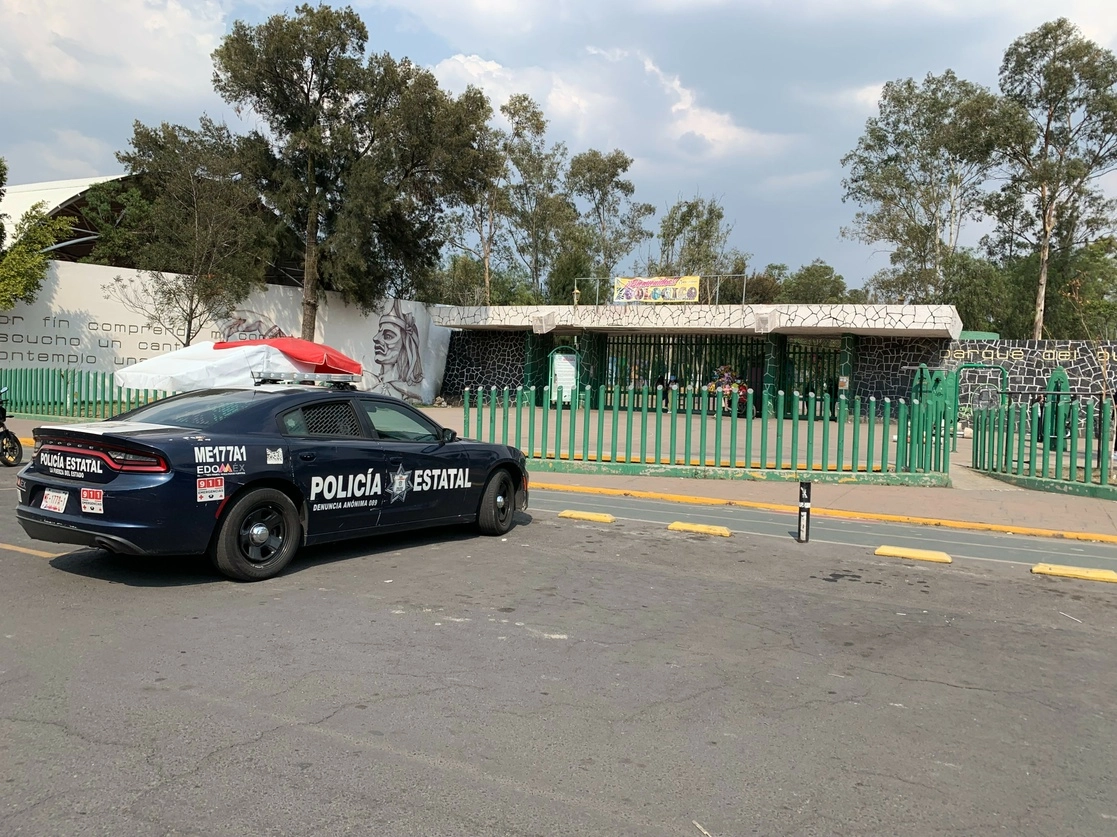 Policías acudieron al zoológico del Parque del Pueblo, luego de que el menor fue mordido por el lobo. Foto René Ramón