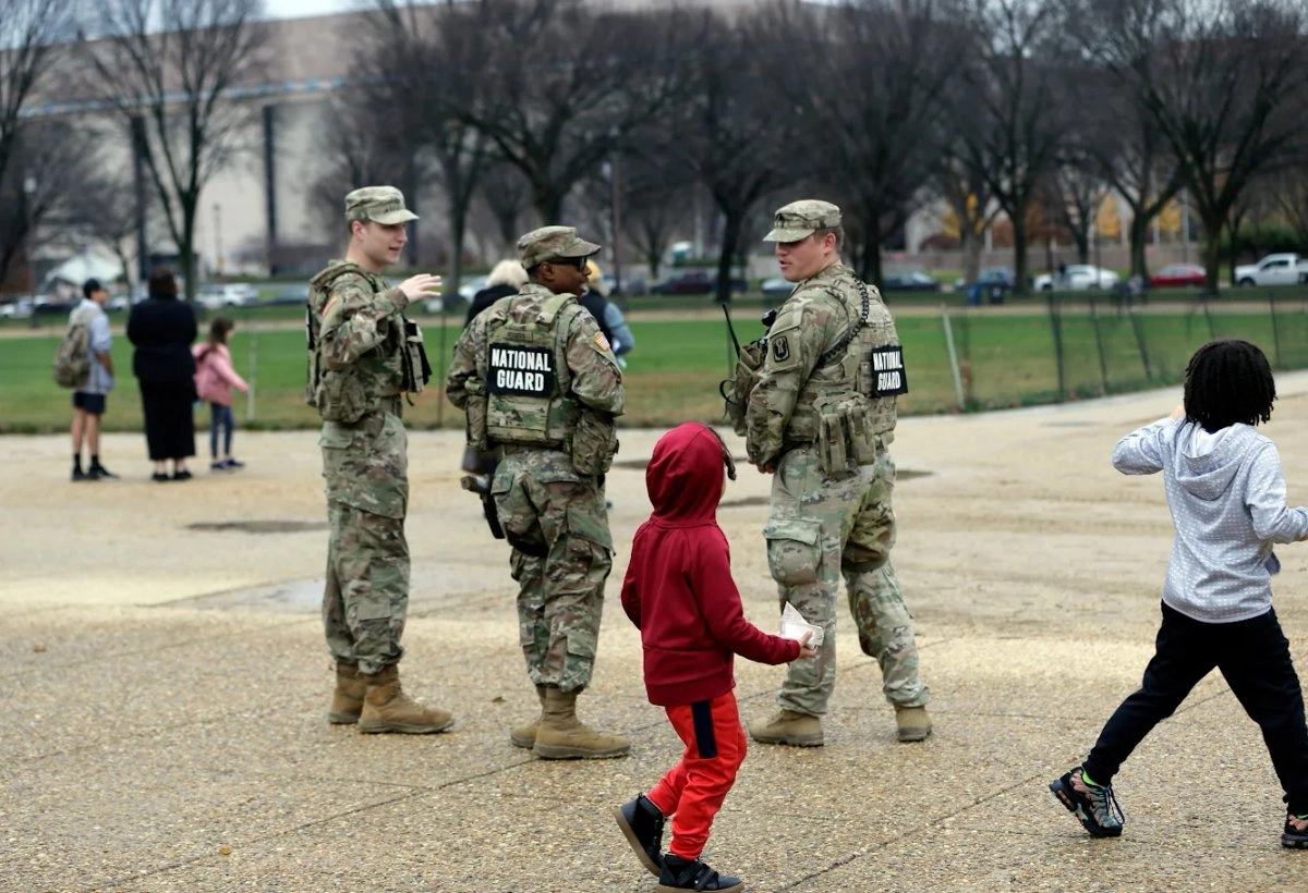 Washington es vigilada por 2 mil 188 efectivos federales, que, según el mandatario estadunidense, combaten los altos índices de criminalidad. Foto