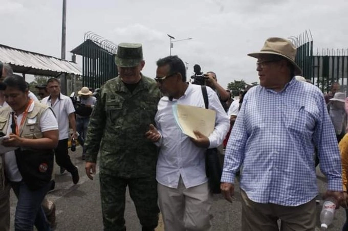 Luis García Villagrán junto a un militar y más activistas en Chiapas en imagen de archivo tomada del perfil de X @HumanaCentro