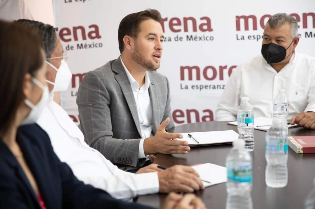 Gilberto Antonio Palomar González, quien busca la relección como alcalde de Encarnación de Díaz representando al partido Morena, fue atacado a disparos en su casa de campaña la tarde de este martes y resultó herido junto a su hermano y su secretario particular. Foto tomada de X @TitoPalomar.