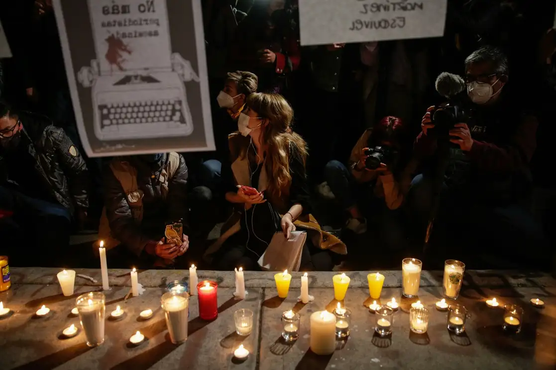 Durante la protesta ayer, contra la violencia hacia periodistas, afuera de la Segob. Foto Francisco Cañedo/ Xinhua