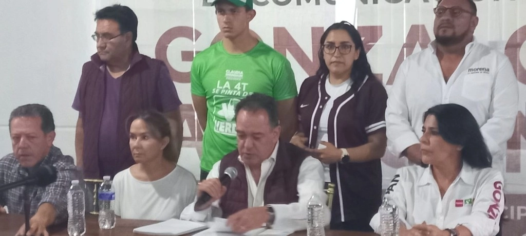 Alarcón Bárcenas en conferencia de prensa se solidarizó con los brigadistas y su familia. Foto La Jornada