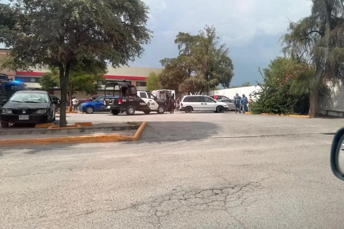 Rubén Doria, ex secretario del Ayuntamiento de Linares, Nuevo León, fue atacado a balazos en el estacionamiento de un centro comercial en este municipio. Foto 