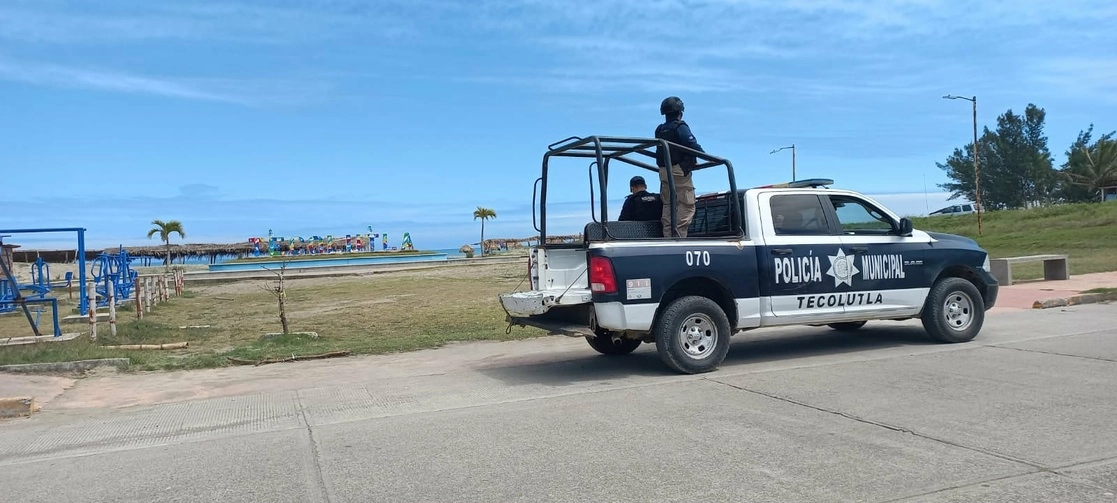En imagen de archivo, policías municipales vigilan las playas de Tecolutla. Foto tomada del Facebook del Ayuntamiento