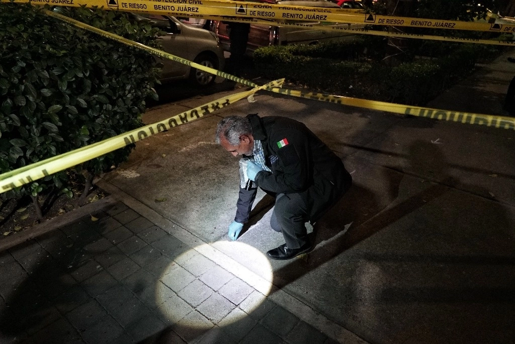 Asesinan a un hombre sobre avenida Universidad entre las calles de Zempoala y de Barragán en la colonia Narvarte. Al menos 10 casquillos percutidos quedaron en la zona. Foto Jair Cabrera