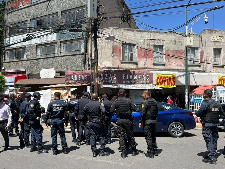 Policías y equipos de emergencia acudieron a la colonia Doctores, frente al Tribunal Superior de Justicia de la Ciudad de México, donde una mujer recibió cuatro balazos al salir del recinto, el 13 de junio de 2023. Foto Alfredo Domínguez


