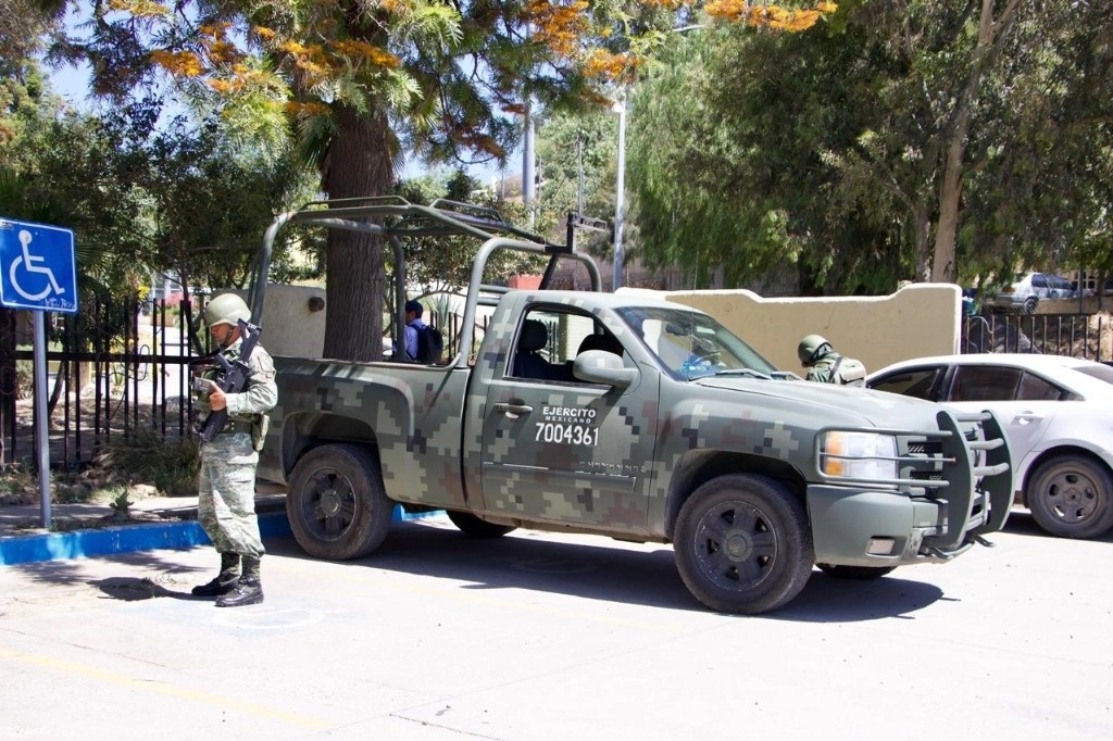 Elementos del Ejército Mexicano arribaron al lugar donde fue ultimado Cristian Vázquez González, coordinador de la campaña de Darío Benítez Ruiz, candidato del Partido Encuentro Solidario a la alcaldía de Tecate, en la unidad deportiva Eufrasio Santana. Foto ‘La Jornada Baja California’