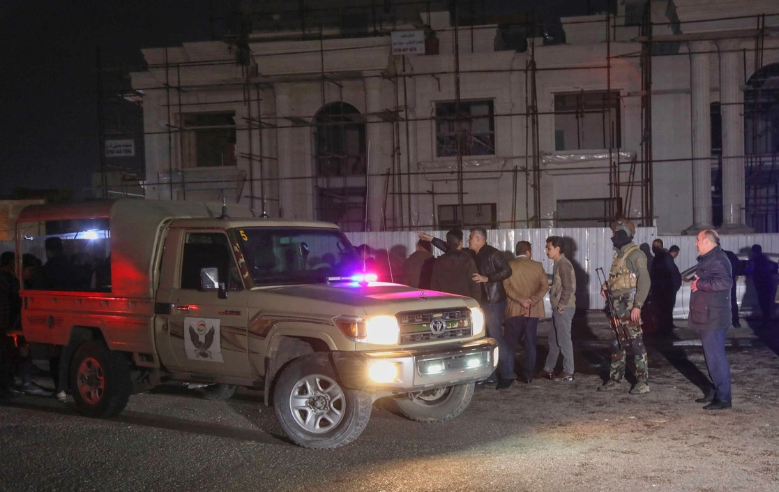 Tres cohetes fueron lanzados contra el aeropuerto de Erbil, en Irak, uno de los cuales impactó en un complejo militar que alberga tropas de EU. Foto Afp