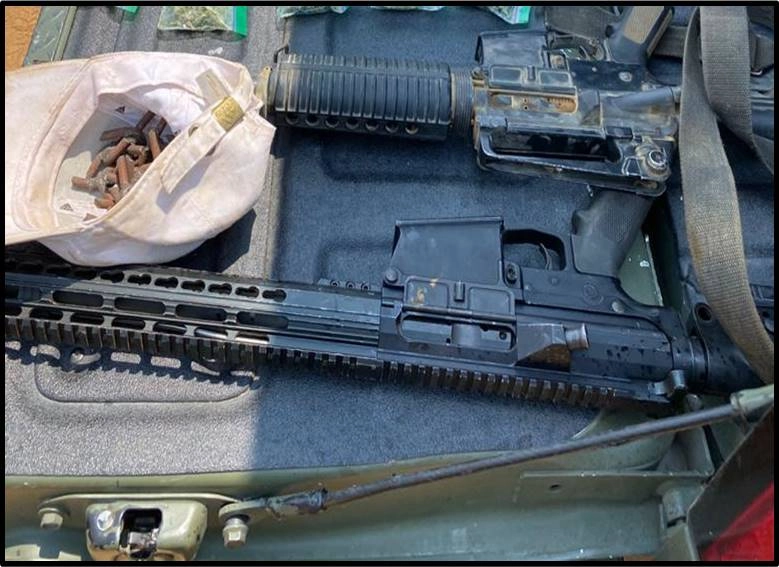 Tras repeler el ataque a una brigada de vacunación contra el Covid 19 en el municipio de Tangancícuaro, militares y elementos de la Guardia Nacional se enfrentaron a un grupo armado, detuvieron a un agresor y aseguraron armas, drogas y seis vehículos. Foto cortesía de la Sedena