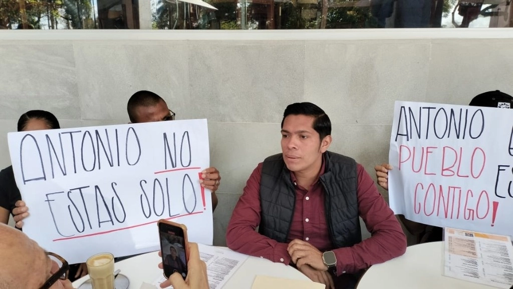 Olivares Solano señaló que desde que manifestó su intención de participar en el proceso electoral ha recibido amenazas y mensajes intimidatorios. También lamentó la tardía respuesta de las autoridades, que llegaron más de dos horas después del ataque. Foto Carlos Nava