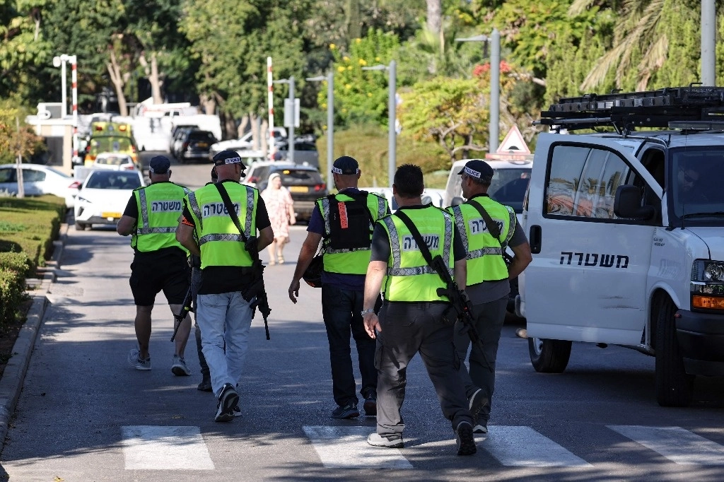 Movilización policial en una calle que conduce a la residencia del primer ministro Benjamin Netanyahu, en Cesarea, Israel.Foto Afp