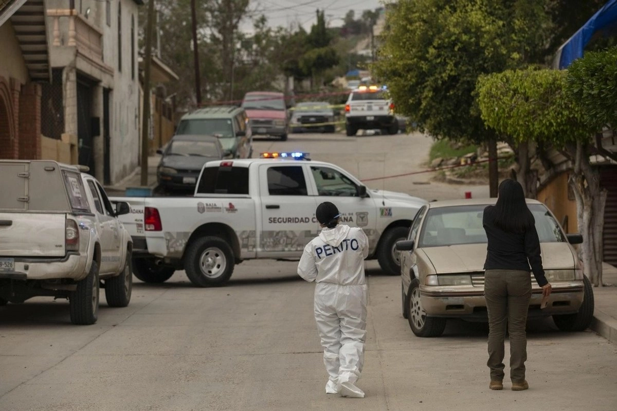 El ataque se produjo mediante drones que sobrevolaron por el inmueble ubicado en Playas de Tijuana. Foto
