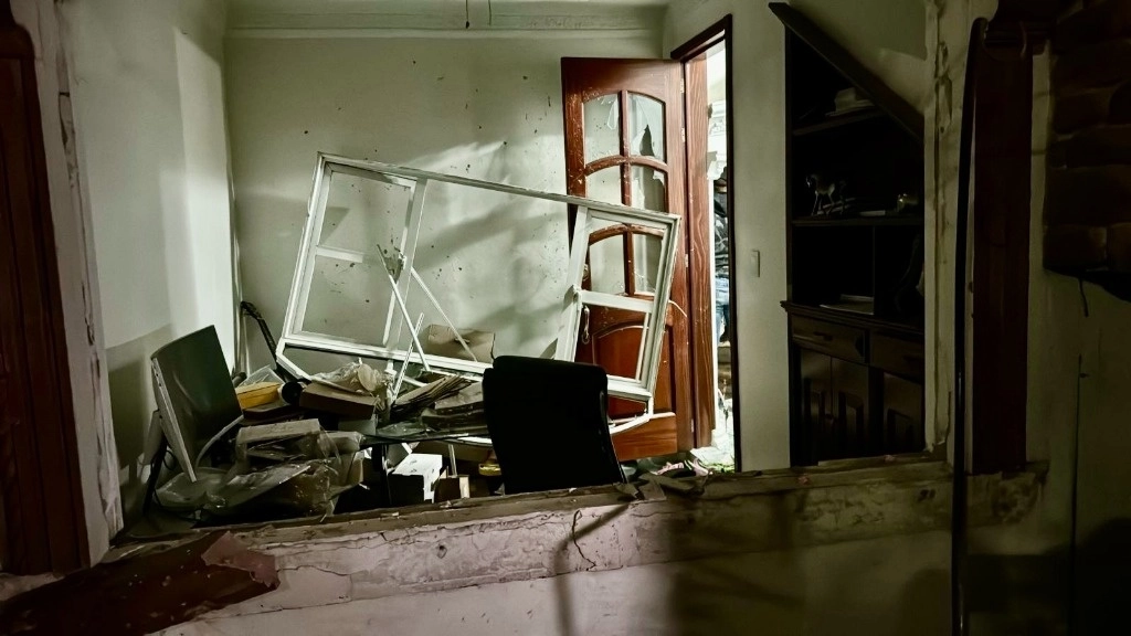 Un ataque con explosivos, presuntamente lanzados desde un dron, se registró en la vivienda del ex regidor y dirigente del Sindicato Nacional de Trabajadores 25 de marzo, Guillermo Fragoso, en el poblado de Chiconautla, en Ecatepec, Edomex, el 10 de julio de 2024. Foto ‘La Jornada’