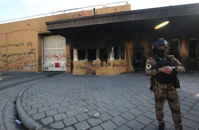 Las fuerzas antiterroristas iraquíes vigilan la embajada de EU tras las protestas de esta semana. Foto Afp