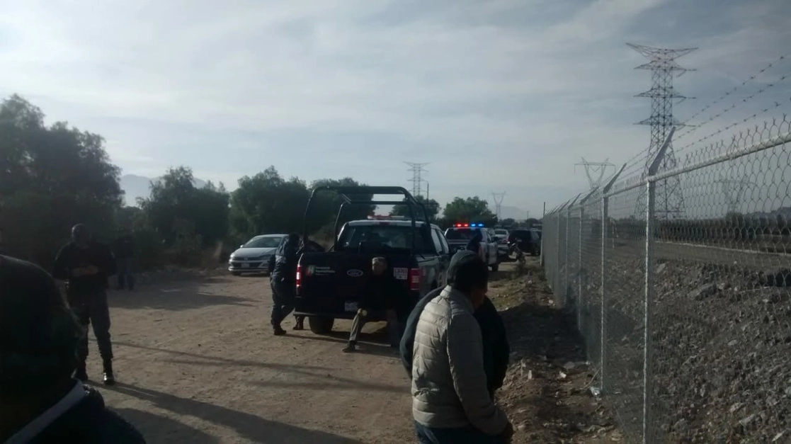La policía municipal vigila los accesos del basurero de la empresa Ecológical Solution México (ESMEX). Foto Ricardo Montoya