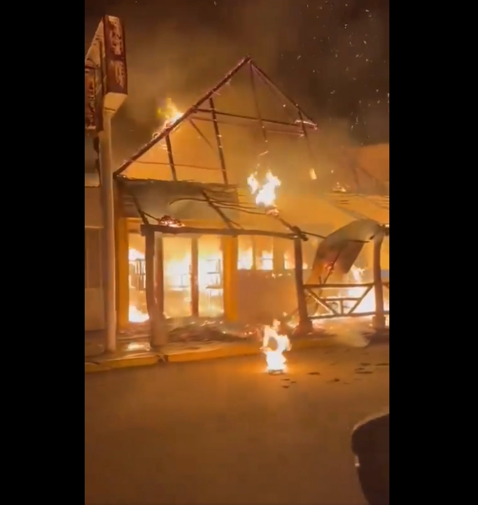 Autoridades aseguran que investigarán el incendio intencional de dos restaurantes en Coatzacoalcos, Veracruz. Foto Captura de video difundido en redes