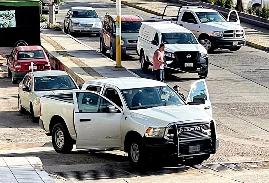 Más de 20 disparos recibió el vehículo en el que viajaba el policía de investigación de Zacatecas. Foto La Jornada