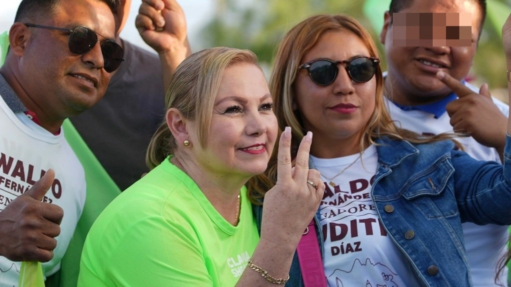 Graciela Villarreal, candidata de la coalición Morena-PVEM a la alcaldía de El Carmen, resultó ilesa tras un ataque armado en el mitin que encabezaba. Foto tomada de X.