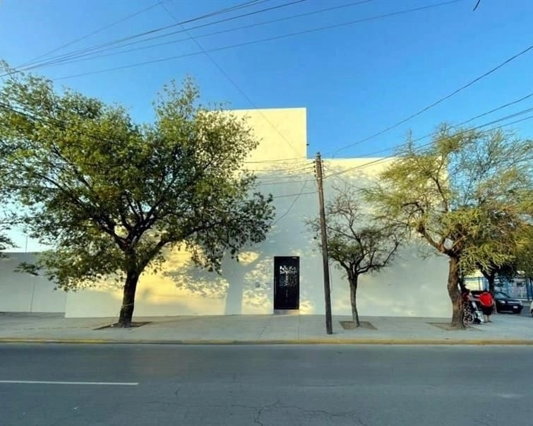 Un grupo armado atacó una quinta donde se encontraba el director de la Agencia Estatal de Investigaciones, Esteban Cantú Montes, afectando solo la fachada del inmueble. Foto tomada de Twitter