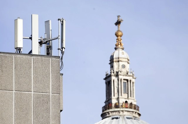 En la imagen, antenas de telecomunicación frente a la catedral St. Paul de Londres. Foto Ap