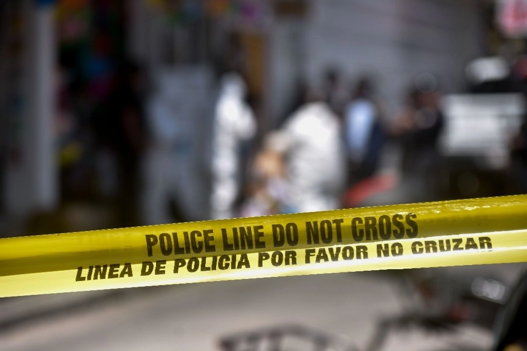 Personal de la Fiscalía General de Jalisco acudió a la zona para recabar indicios del ataque armado. Foto Caurtoscuro