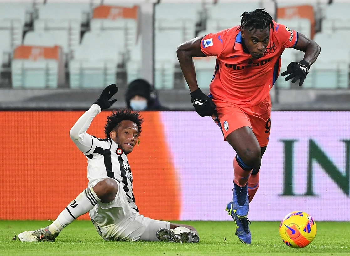Duván Zapata del Atalanta (derecha) anotó el único gol del partido ante Juventus. Foto Afp